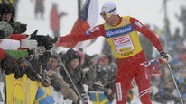 Petter Northug håndhilser på publikum (Foto: Anders Wiklund/Scanpix)