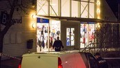 Væpnet ran i Oslo - Politiet har ikke pågrepet de to personene som avfyrte skudd under et ran av en nattåpen tekstilforretning i Prinsdal i Oslo i natt. Det var rundt midnatt at de to mørkkledde ranerne tok seg inn i tekstilbutikken Bogerud tekstil. De avfyrte ett eller to skudd i taket og kom seg unna med kontanter.