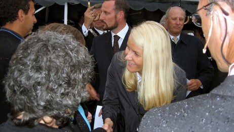Kronprinsesse Mette-Marit prater med teatergruppa Spor. (Foto: Gunnar Sandvik/NRK)