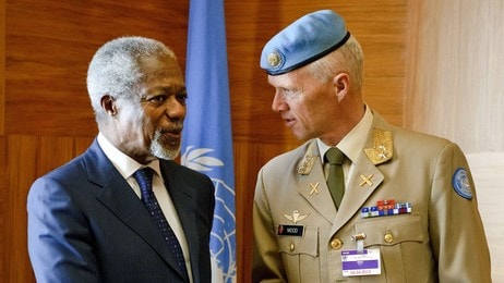 Kofi Annan med Robert Mood (Foto: FABRICE COFFRINI/Afp) Kofi Annan med Robert Mood (Foto: FABRICE COFFRINI/Afp)
