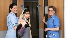 Malala Yousufzai forlater sykehuset i Birmingham (Foto: DYLAN MARTINEZ/Reuters) Malala Yousufzai forlater sykehuset i Birmingham (Foto: DYLAN MARTINEZ/Reuters)