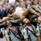 Medlemmer av den spanske legionen bærer en statue av Jesus gjennom spanske Malaga.