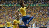 Neymar med kunstscoring i Brasil-seier - Brasil-yndlingen Neymar sendte hjemmefansen til himmels da han limte ballen i krysset i prøve-VMs åpningskamp mot Japan.