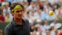 TENNIS-OPEN/ Federer of Switzerland reacts during his match against Mahut of France during the French Open tennis tournament at the Roland Garros stadium in Paris (Foto: REGIS DUVIGNAU/Reuters) TENNIS-OPEN/ Federer of Switzerland reacts during his match against Mahut of France during the French Open tennis tournament at the Roland Garros stadium in Paris (Foto: REGIS DUVIGNAU/Reuters)