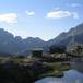 Sjarmerende hytte ved koselig fjellvann og med flott dagsturmuligheter til Hermannsdalstinden som sees i bakgrunnen.