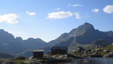 Sjarmerende hytte ved koselig fjellvann og med flott dagsturmuligheter til Hermannsdalstinden som sees i bakgrunnen.