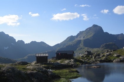 Sjarmerende hytte ved koselig fjellvann og med flott dagsturmuligheter til Hermannsdalstinden som sees i bakgrunnen.