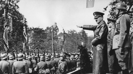 Adolf Hitler hilser til tyske tropper i Wien (AP) Adolf Hitler hilser til tyske tropper i Wien (AP)