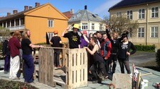 Bygger Uffa-hus ved rådhuset (Foto: Eirin Leistad) Bygger Uffa-hus ved rådhuset (Foto: Eirin Leistad)