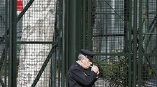 Politimann utenfor rettsslokalet i Madrid (Foto: PAUL WHITE/AP) Politimann utenfor rettsslokalet i Madrid (Foto: PAUL WHITE/AP)