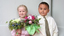Kroningsjubileum, Hamar. Julie Strøm Scheie og Tommy Hynh overrakte blomster til kongeparet. (Foto: Torvild Sveen/NRK) Kroningsjubileum, Hamar. Julie Strøm Scheie og Tommy Hynh overrakte blomster til kongeparet. (Foto: Torvild Sveen/NRK)
