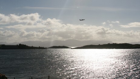 Gunhildvågen i Florø mot Ausesundet. DAT-fly tek av frå Florø Lufthamn (Foto: Kjell Arvid Stølen/NRK) Gunhildvågen i Florø mot Ausesundet. DAT-fly tek av frå Florø Lufthamn (Foto: Kjell Arvid Stølen/NRK)