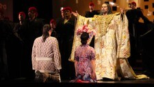 Sarastro framfor Tamino og Pamina (Foto: Fred Olav Vatne/NRK) Sarastro framfor Tamino og Pamina (Foto: Fred Olav Vatne/NRK)