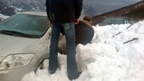 Her blir Olav J. Bøtun gravd ut frå snøraset. (MMS-Foto: Øydis Kleppe Bøtun)
