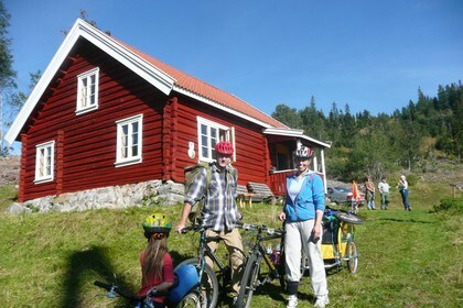 Familie på sykkeltur til Svarvestolen i Finnemarka