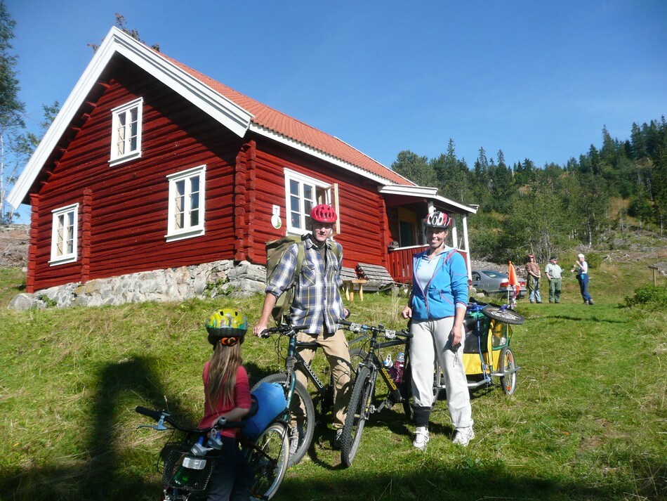 Familie på sykkeltur til Svarvestolen i Finnemarka