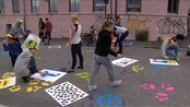 - Det er jo lovlig tagging, Klart det er gøy - Skoleelever i Hamar har fått slå seg løs på en gatestubb. Med sjablonger og farger lager de street art.