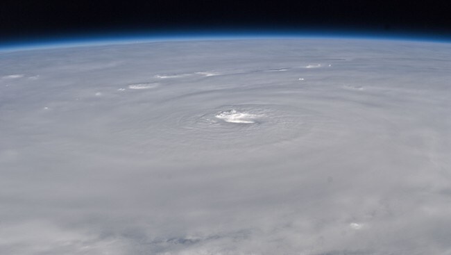 Orkanen Earl fotografert fra Den internasjonale romstasjonen ISS mandag 30. august. (Foto: NASA) Orkanen Earl fotografert fra Den internasjonale romstasjonen ISS mandag 30. august. (Foto: NASA)