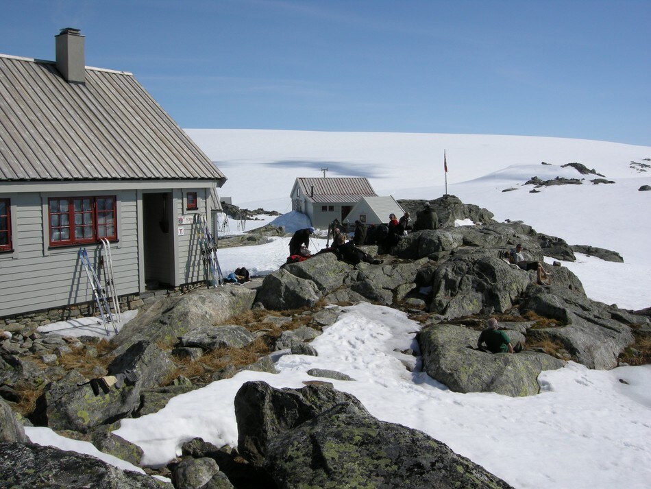 Varme i hytteveggen ved Fonnabu etter vårskitur på breen.
