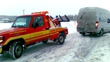 Bil av veien Skjærviken (Foto: Pål Andersen/NRK) Bil av veien Skjærviken (Foto: Pål Andersen/NRK)