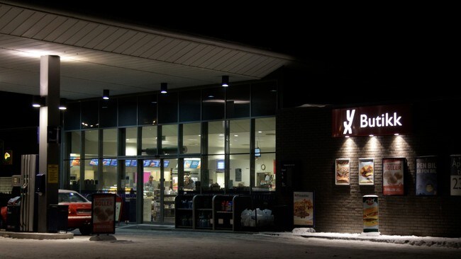 Mannen truet folk inne på denne bensinstasjonen i Buvika. Mannen truet folk inne på denne bensinstasjonen i Buvika.