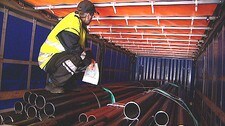 Dårlig sikret last i vogntog (Foto: Martin Tangen Schmidt/NRK)