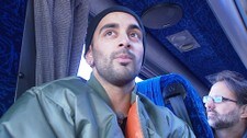 Video Adil Khan møtte ungdommer for å fortelle om dobbeltliv (Foto: Nyhetsspiller)