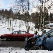 Bil kolliderte med lyktestolpe i Førde. (Foto: Arne Stubhaug/NRK) Bil kolliderte med lyktestolpe i Førde. (Foto: Arne Stubhaug/NRK)