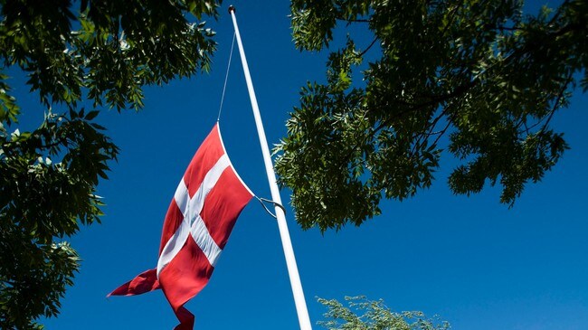 Danmark flagger på halv stang (Foto: TARIQ MIKKEL KHAN/AP) Danmark flagger på halv stang (Foto: TARIQ MIKKEL KHAN/AP)