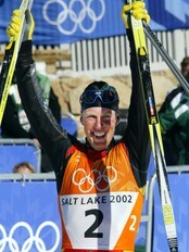 En jublende Johann Mühlegg etter å ha gått i mål på tremila i 2002-OL. (Foto: Johansen, Erik/SCANPIX) En jublende Johann Mühlegg etter å ha gått i mål på tremila i 2002-OL. (Foto: Johansen, Erik/SCANPIX)
