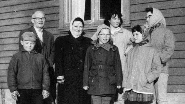 Per Fokstad med hele sin familie foran skolen i Bonakas i 1960. (Foto: Utlånt av Ragnhild Ravna) Per Fokstad med hele sin familie foran skolen i Bonakas i 1960. (Foto: Utlånt av Ragnhild Ravna)