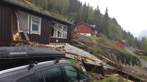 Rasrammet hus i Aurdal (Foto: MOnica Rikoll/NRK)
