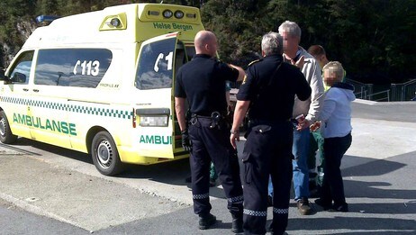Mann vert køyrd vekk i ambulanse (Foto: Ketil Jordan/NRK)