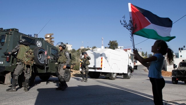 Palestinsk jente holder opp flagg (Foto: MOHAMAD TOROKMAN/Reuters) Palestinsk jente holder opp flagg (Foto: MOHAMAD TOROKMAN/Reuters)
