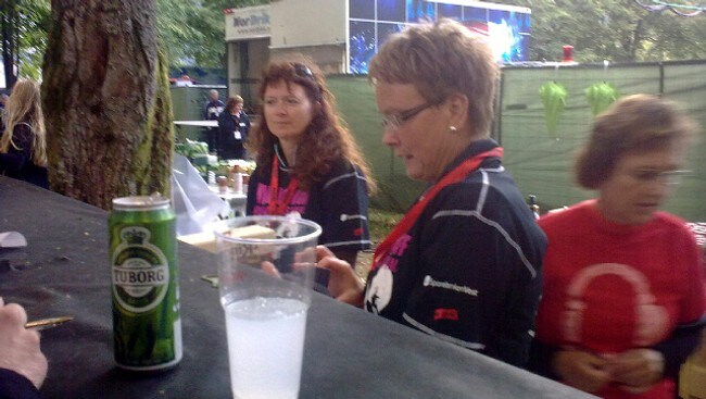 Ingrid Heggø og Sonja Edvardsen sjenker alkohol på Malakoff (Foto: Erlend Blaalid Oldeide/NRK)