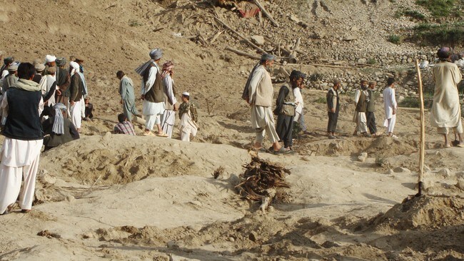 Afghanistan - landsby tatt av jordskred (Foto: Jawed Basharat/Ap) Afghanistan - landsby tatt av jordskred (Foto: Jawed Basharat/Ap)