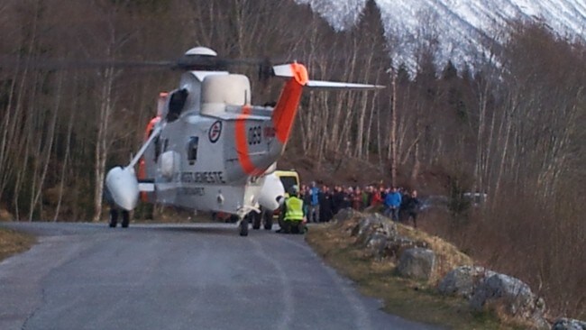 Sea-King helikopteret hentet mannen ned fra fjellet. (Foto: Øyvind Sandnes) Sea-King helikopteret hentet mannen ned fra fjellet. (Foto: Øyvind Sandnes)
