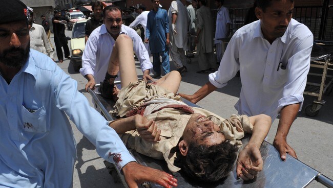 Ein skadd person etter bombeåtak på buss i Pakistan (Foto: HASHAM AHMED/Afp) Ein skadd person etter bombeåtak på buss i Pakistan (Foto: HASHAM AHMED/Afp)