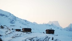 Snytindhytta med Møysalen i bakgrunnen. Foto Bjørn Eide