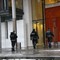Politiet venter utenfor Oslo tinghus.