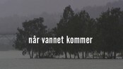Når vannet kommer - Mens resten av landet ventet på at sommeren 2011 skulle komme for alvor, brøt uværet løs i Gudbrandsdalen, Østerdalen og Valdres. Voldsomme nedbørsmengder kombinert med rask snøsmelting sendte enorme vannmasser nedover dalførene. I løpet av noen timer ble familier jaget på flukt, verdier for milliarder knust til pinneved og livsverk lagt i grus. 
