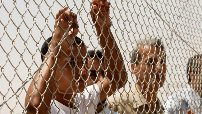 Palestinere som venter på å få krysse grensa fra Gazastripen til Egypt. (Foto: IBRAHEEM ABU MUSTAFA/Reuters)