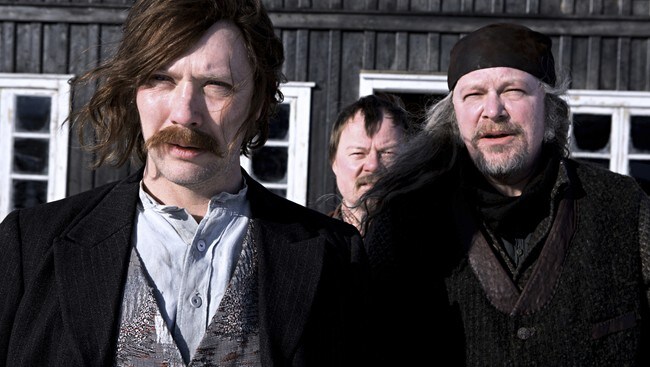 Mikael Persbrandt, Sverre Porsanger og Peter Andersson i Kautokeino-opprøret. (Foto: Erik Aavatsmark/Scanpix) Mikael Persbrandt, Sverre Porsanger og Peter Andersson i Kautokeino-opprøret. (Foto: Erik Aavatsmark/Scanpix)