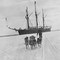 «Fram» ved iskanten i Hvalbukta. I forgrunnen går en skiløper med slede. Antarktis, 1911.