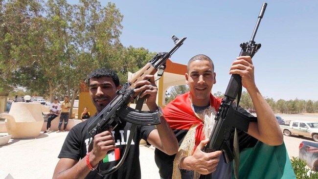 Libyske fotballspillere poserer med våpen (Foto: ANIS MILI/Reuters) Libyske fotballspillere poserer med våpen (Foto: ANIS MILI/Reuters)