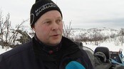 Skuterhindringer Nesseby - Livsfarleg sabotasje, meiner Nesseby kommune:
Nokon har gått kraftig til verks for å hindra skutertrafikken - med å setja opp fleire betongstolpar midt i ei løype.
I dag var kommunen ute for å rydda opp.
På vei til fjells i Nesseby i formiddag. Tolv kilometer fra hovedveien har kommunens løypeansvarlige oppdaget disse stolpene - tvers over der løypa egentlig går.
Totalt fem rør med armert betong, i tillegg til to frittstående armeringsjern ble spadd fram fra sneen i dag.
Da hindringa i løypa ble oppdaga, stengte kommunen løypa umiddelbart. Med kommunale verktøy åpna løype 9 igjen i dag. Men det er ikke første gang den saboteres på akkurat dette stedet. I fjor ble en stålwire strukket over løypa, og tidligere har det vært gravd store hull i snøen.
Politiet sier til NRK at de har mistanker om hvem som står bak, og vil etterforske saken på vanlig vis når de mottar anmeldelsen.