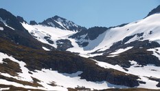 Fra Storevatnet mot Blåbretinden. Ruta går i skaret rett under toppen.