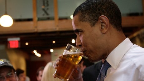 Barack Obama med øl (Foto: Jae C. Hong/Scanpix/AP)