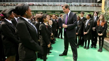David Cameron på skolebesøk (Foto: POOL/Reuters) David Cameron på skolebesøk (Foto: POOL/Reuters)