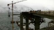 Sandnessjøen : Brubygging - vanskelig arbeidsplass - Fra byggingen av Helgelandsbrua. Ved Svein Olav Kruse og Knut Rindahl.  Norge Rundt 4. mai 1990. Med Kranfører Frode Forgard og reparatør Rolf Messel.
OBS: LIGGER UTE I NRK NORDLAND FYLKESLEKSIKON!
